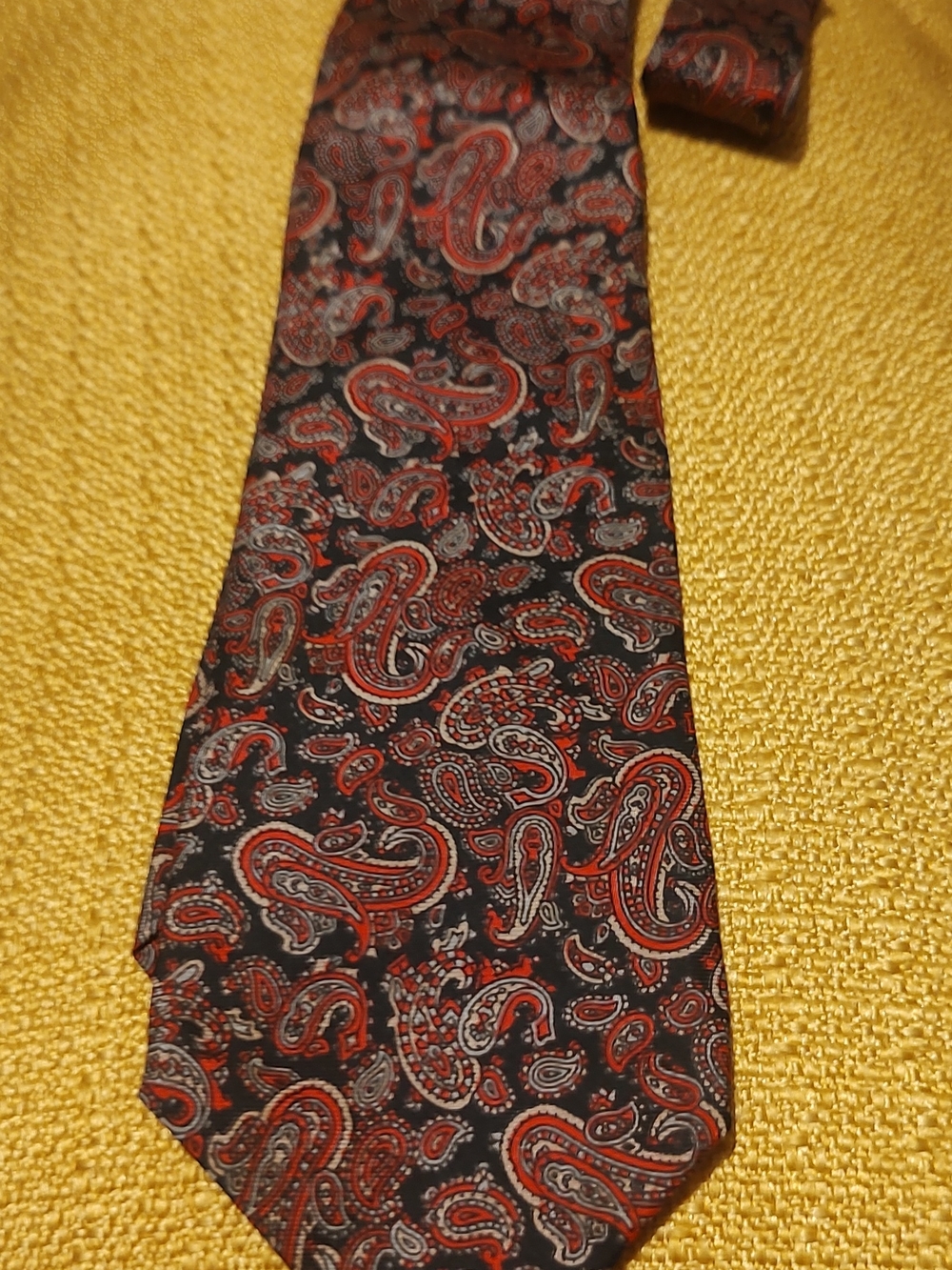 Men's Paisley Silk-Effect Tie in Black and Red - Elegant Formal Accessory